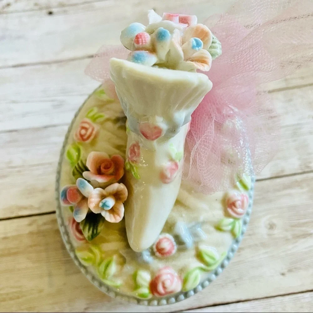 BRIDAL JEWELRY BOX WITH BRIDAL PRINCESS BOOT FLOWERS AND RIBBON